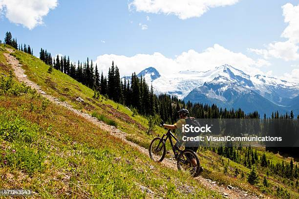 Foto de Mountain Biker Empurrando Sua Bicicleta Íngremes e mais fotos de stock de Ciclismo - Ciclismo, Empurrar, Adulto
