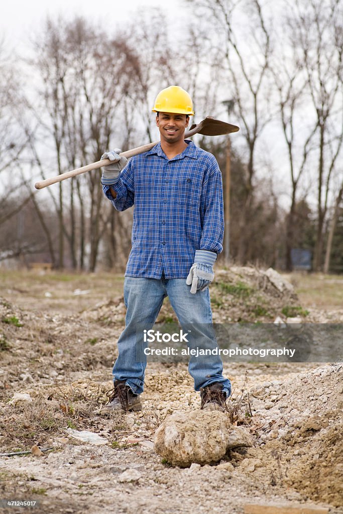 Construcción trabajador sonriente étnico - Foto de stock de Sector de la construcción libre de derechos