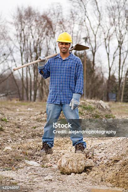 Construcción Trabajador Sonriente Étnico Foto de stock y más banco de imágenes de Sector de la construcción - Sector de la construcción, Tartán, Trabajador manual