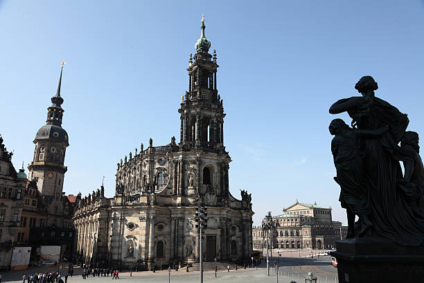 dresden; hofkirche e ópera de semper - opera house semper opera house statue theaterplatz imagens e fotografias de stock