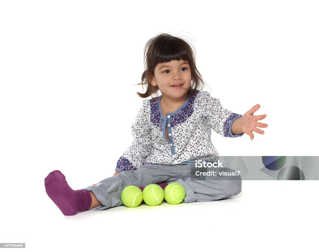 Linda garotinha brincando com bola de tênis - Foto de stock de 12-17 meses royalty-free