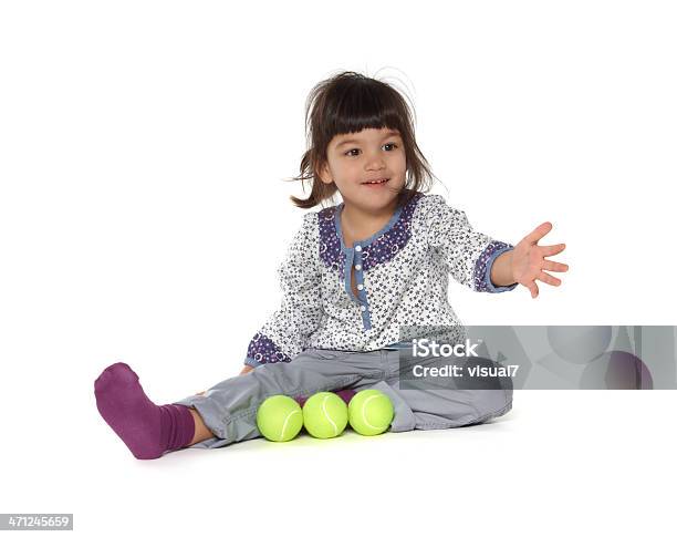 Foto de Linda Garotinha Brincando Com Bola De Tênis e mais fotos de stock de 12-17 meses - 12-17 meses, Aconchegante, Azul