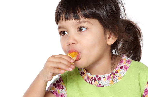 linda garota comendo uma laranja - rappud2008 - fotografias e filmes do acervo