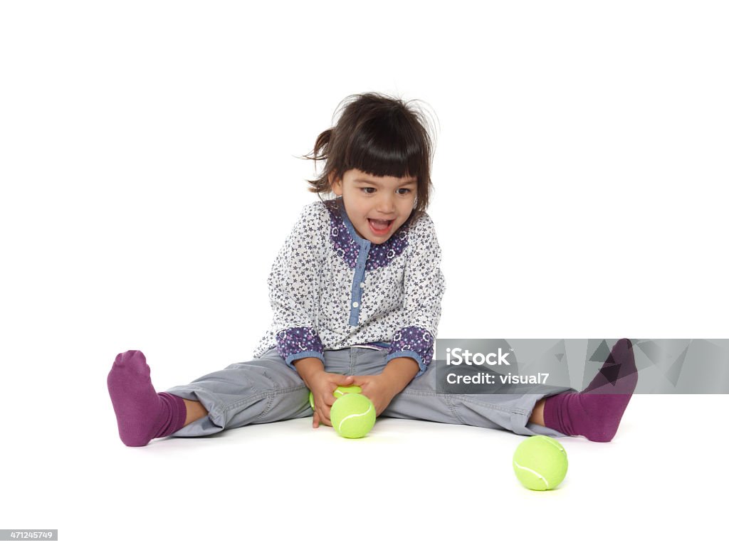 Belle Petite fille jouant avec une balle de tennis - Photo de 12-17 mois libre de droits