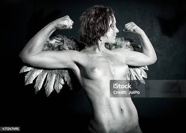 Fuerte Angel Foto de stock y más banco de imágenes de Desnudo - Desnudo, Mujeres, Adornos corporales