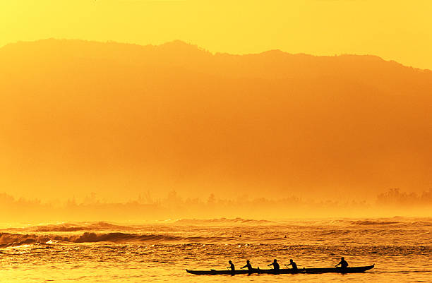 usa, hawai, o'ahu, north shore, hale'iwa. - canoa con balancín fotografías e imágenes de stock