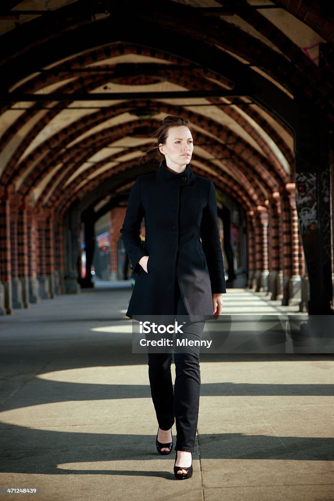 Moda mulher Andar na Ponte archway - Royalty-free 20-29 Anos Foto de stock