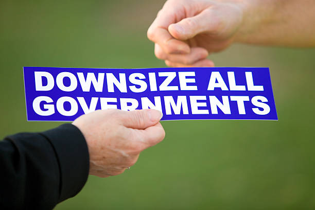 ridimensionamento tutti i governi adesivo da auto - libertarian foto e immagini stock