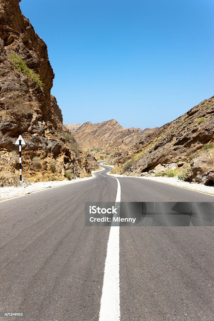 Montanhas de Hajjar e sinuosas Country Road - Foto de stock de Aberto royalty-free