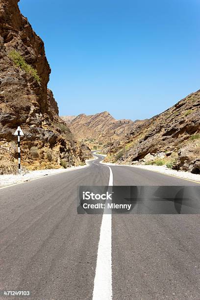 Foto de Montanhas De Hajjar E Sinuosas Country Road e mais fotos de stock de Aberto - Aberto, Ajardinado, Arábia
