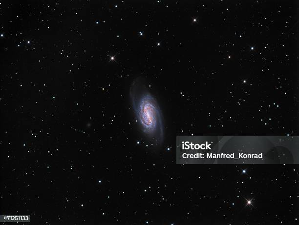 Galáxia Na Constelação Leão - Fotografias de stock e mais imagens de Astronomia - Astronomia, Azul, Campo de estrelas
