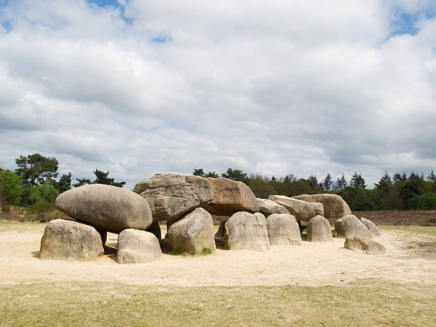 dolmen - dolmen stone grave ancient fotografías e imágenes de stock