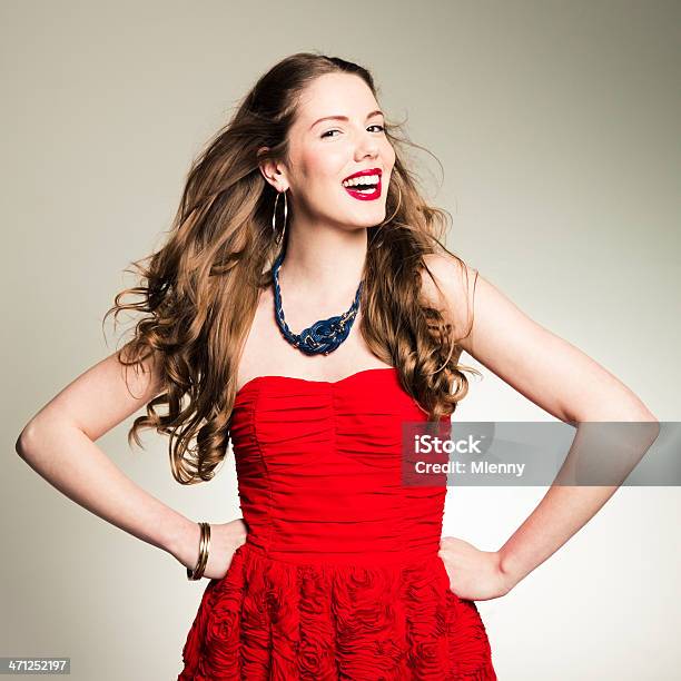 태도 젊은 여자 레드 정장용 Red Dress에 대한 스톡 사진 및 기타 이미지 - Red Dress, 갈색 눈, 곱슬 머리