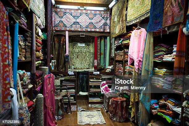 Muttrah オマーンカーペット市場で伝統的なショップの織物 - スークのストックフォトや画像を多数ご用意 - スーク, マトラ地区, オマーン