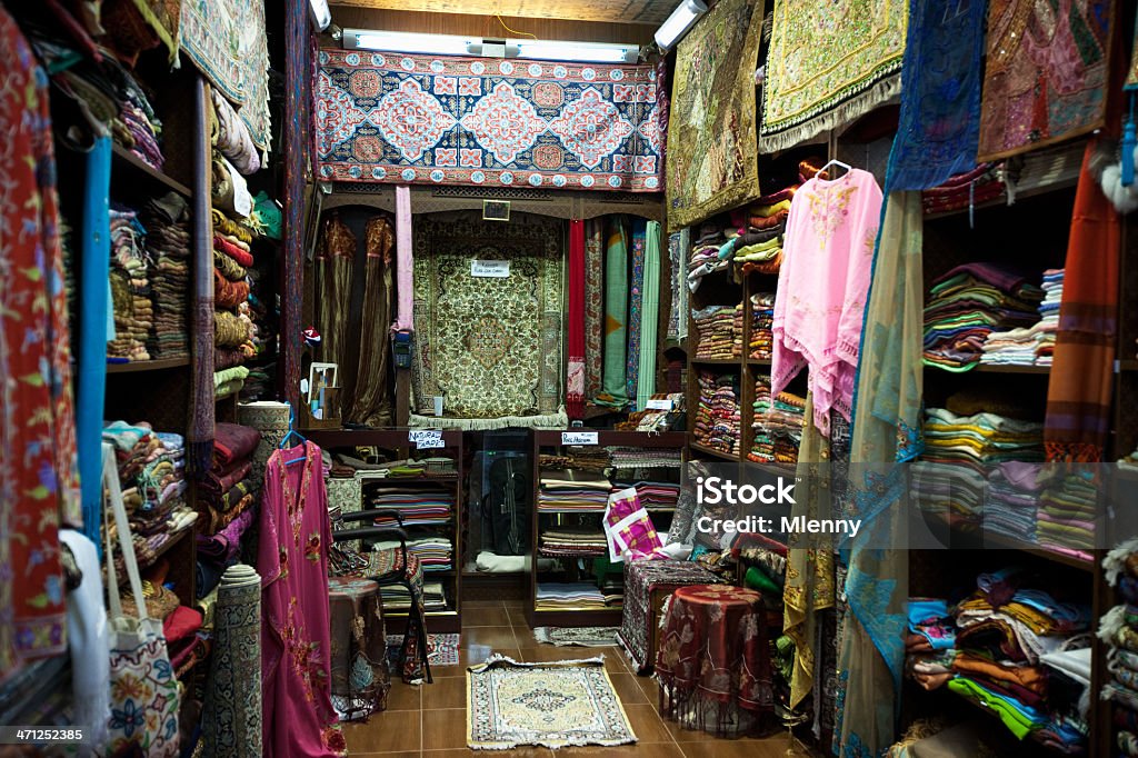 Рынок в Muttrah Оман ковры и текстиль, традиционные магазин - Стоковые фото Сук роялти-фри