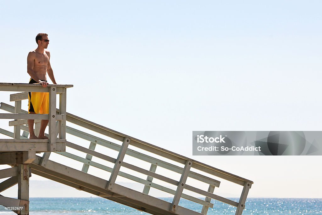 Człowiek z widokiem na Ocean Spokojny - Zbiór zdjęć royalty-free (Balustrada - Granica)