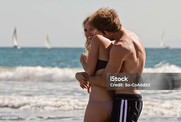 Photo libre de droit de Beau Couple Sur La Plage banque d'images et plus d'images libres de droit de Adulte - Adulte, Amitié, Amour