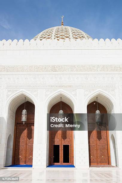 Photo libre de droit de Salle De Prière De Lentrée De La Grande Mosquée Du Sultan Qaboos Muscat Oman banque d'images et plus d'images libres de droit de Arabie