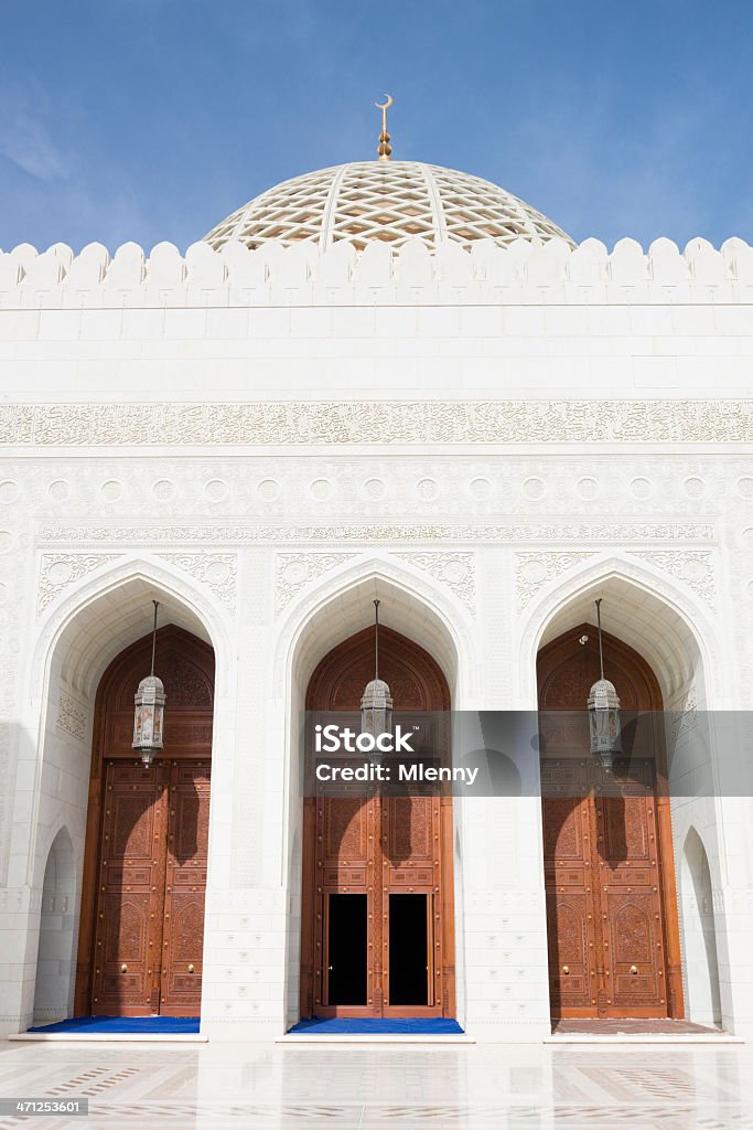 기도용 홀에서의 입구 Sultan 카부스 그랜드 모스크 뮈스카 피트케언 - 로열티 프리 0명 스톡 사진