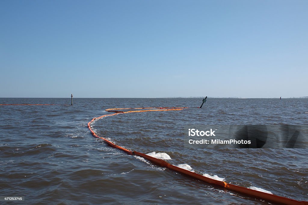 Aceite de Boom el otro lado del canal - Foto de stock de Derrame de petróleo libre de derechos