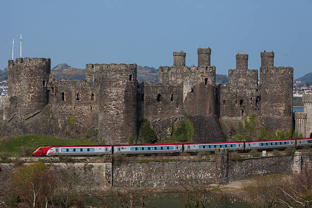 castillo de conwy y virgin trenes las lentes voyager tren de pasajeros de gales - conwy castle train travel people traveling fotografías e imágenes de stock
