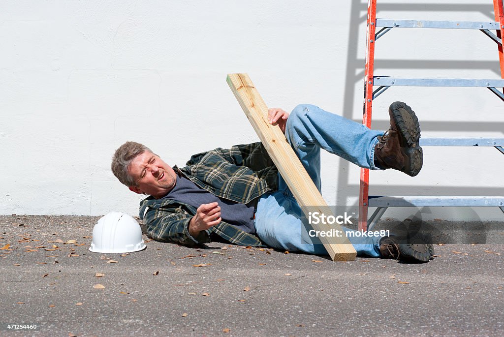 Verletzte Bauarbeiter fallen auf Leiter - Lizenzfrei Fallen Stock-Foto