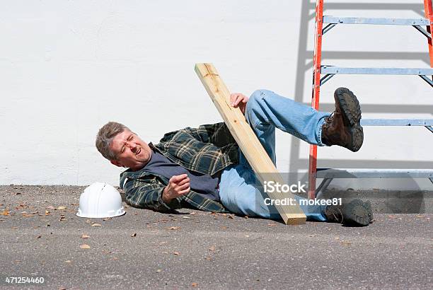 Verletzte Bauarbeiter Fallen Auf Leiter Stockfoto und mehr Bilder von Fallen - Fallen, Leiter, Verletzung