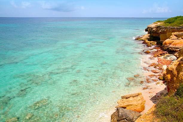 praia de cupecoy em sint maarten/st martin - cupecoy beach imagens e fotografias de stock