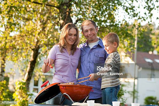 Rodziny O Grilla Z Przodu Domu - zdjęcia stockowe i więcej obrazów Grill - Grill, Ojciec, Syn