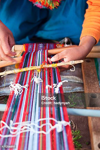 Photo libre de droit de Femme Tisser Sur Île Taquile Au Pérou banque d'images et plus d'images libres de droit de En matière textile - En matière textile, Industrie textile, Île Taquile