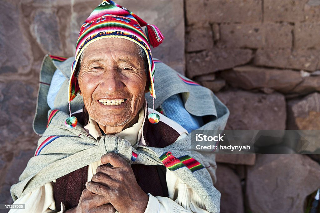 Viejo hombre en ropa nacional en Taquile Island, Perú - Foto de stock de Adulto libre de derechos