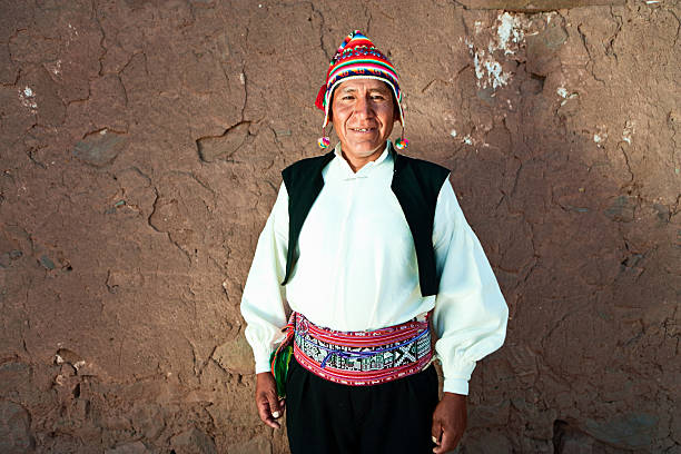 hombre en traje nacional en taquile island, perú - trajes tipicos del peru fotografías e imágenes de stock