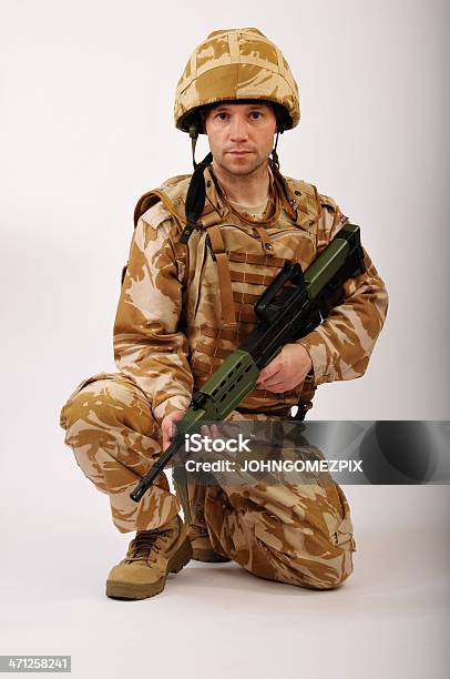 Cantharis Ajoelhar Com Rifle - Fotografias de stock e mais imagens de Soldado - Exército - Soldado - Exército, Cultura Britânica, Agachar-se