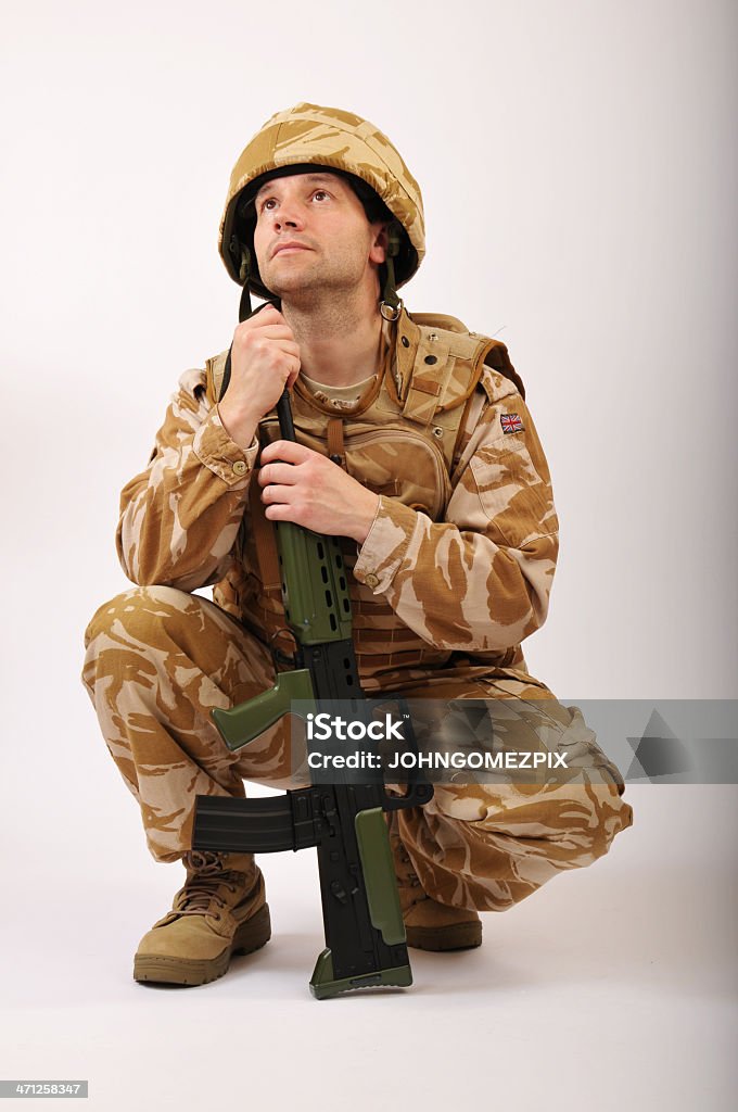 Crouched Soldier olhando para cima - Foto de stock de Adulto royalty-free