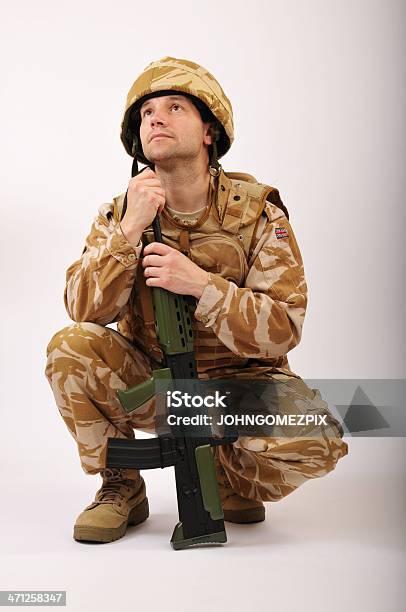 Foto de Crouched Soldier Olhando Para Cima e mais fotos de stock de Adulto - Adulto, Agachando-se, Arma de Fogo