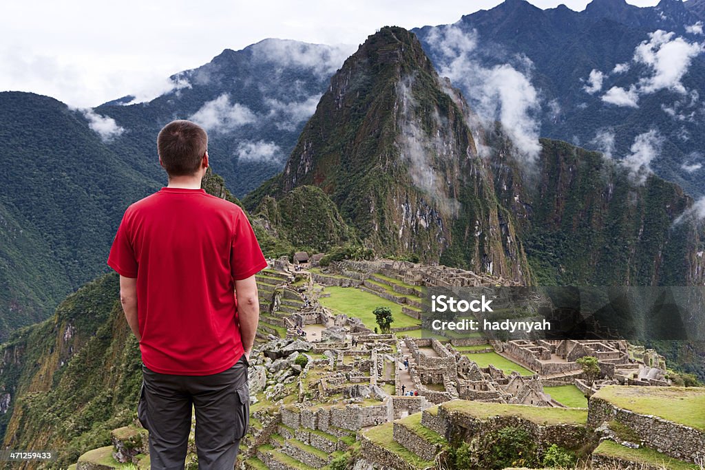 Touristes à la recherche au Machu Picchu - Photo de Machu Picchu libre de droits