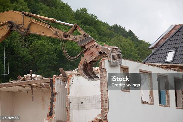 Foto de A Demolição e mais fotos de stock de Demolindo - Demolindo, Escavadora Mecânica, Antigo