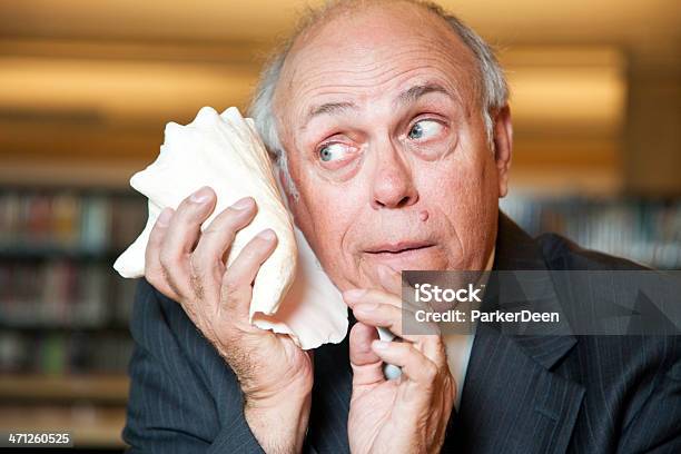 Komunikacja Issues Starszy Mężczyzna Rozmawia Przez Telefon O Shell - zdjęcia stockowe i więcej obrazów Mężczyźni
