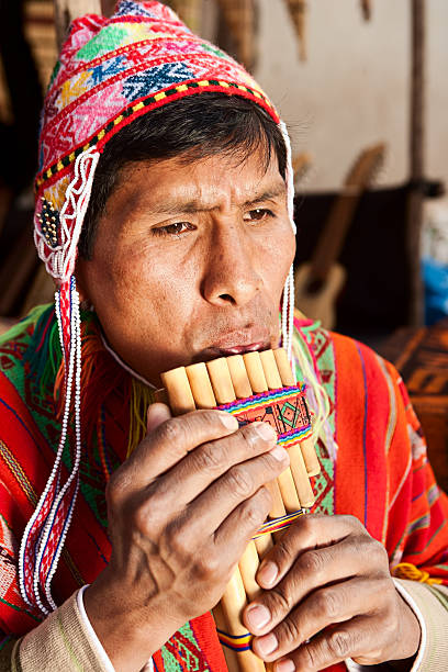 portret peruwiańska mężczyzna gra na siku (fletnia pana), pisac rynku - syringe zdjęcia i obrazy z banku zdjęć