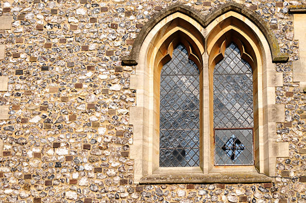 igreja do século 11 janela, st.albans, reino unido - built structure church flint stone imagens e fotografias de stock