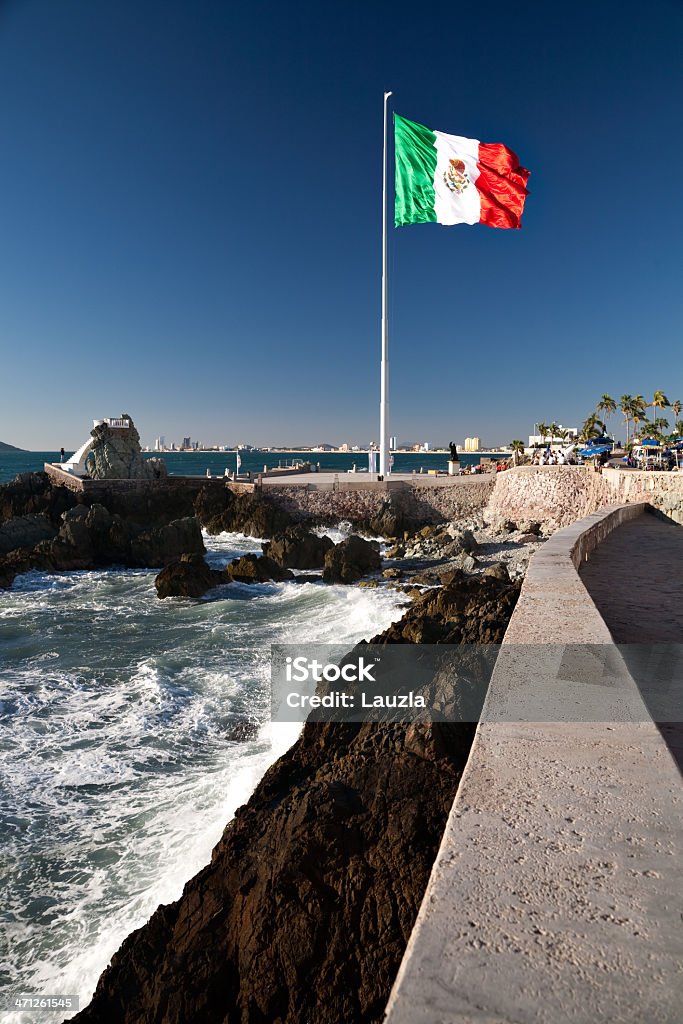 Flaga Meksyku w Mazatlan - Zbiór zdjęć royalty-free (Meksyk)