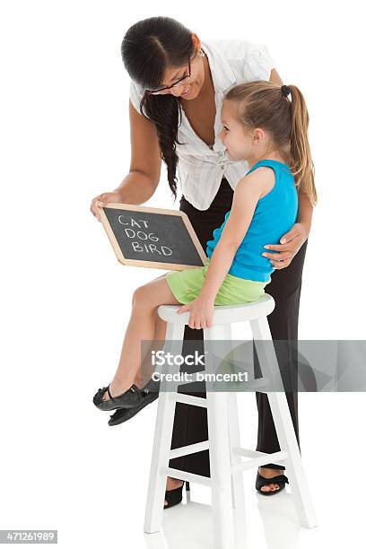 Lehrer Unterrichten Junge Mädchen Lesen Stockfoto und mehr Bilder von Lehrkraft - Lehrkraft, Kind, Lesen