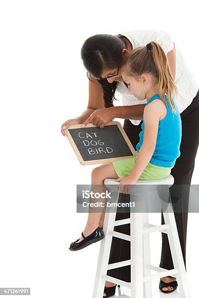 Lehrer Unterrichten Junge Mädchen Lesen Stockfoto und mehr Bilder von Lehrkraft - Lehrkraft, Vorschulkind, 4-5 Jahre