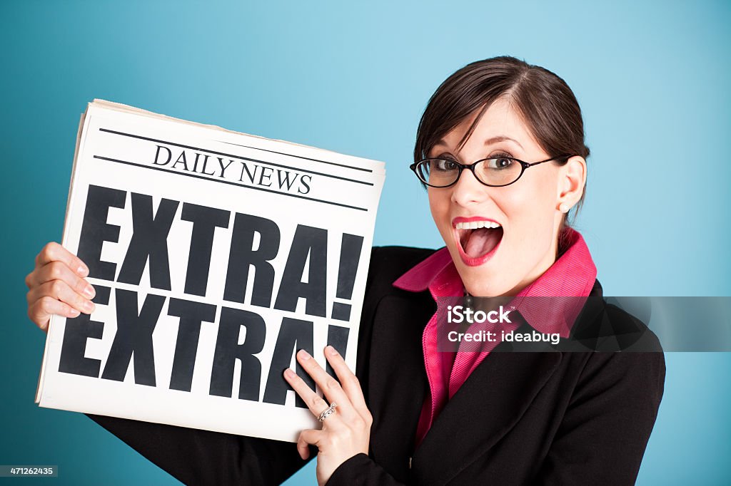 Heureuse Femme d'affaires tenant un journal avec un supplémentaire;! Headline - Photo de Excitation libre de droits