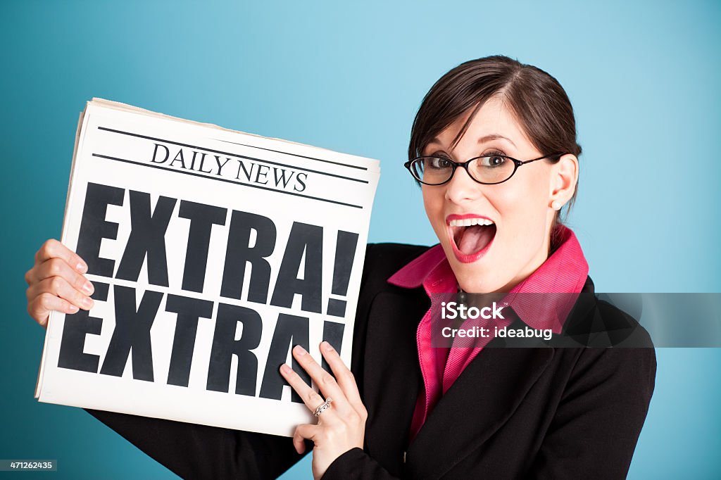 Feliz Mulher de negócios segurando um jornal com mais! Manchete - Foto de stock de Excitação royalty-free