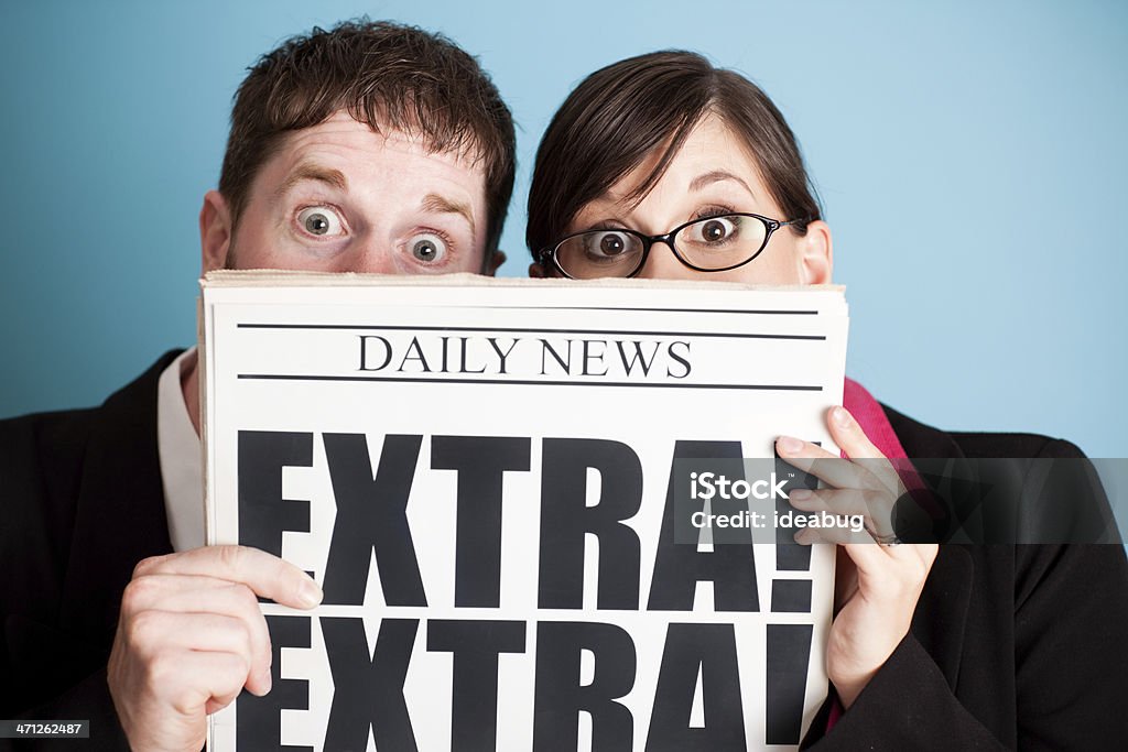 Homem de Negócios chocado e mulher a segurar mais! Headline de Jornal - Royalty-free 20-29 Anos Foto de stock