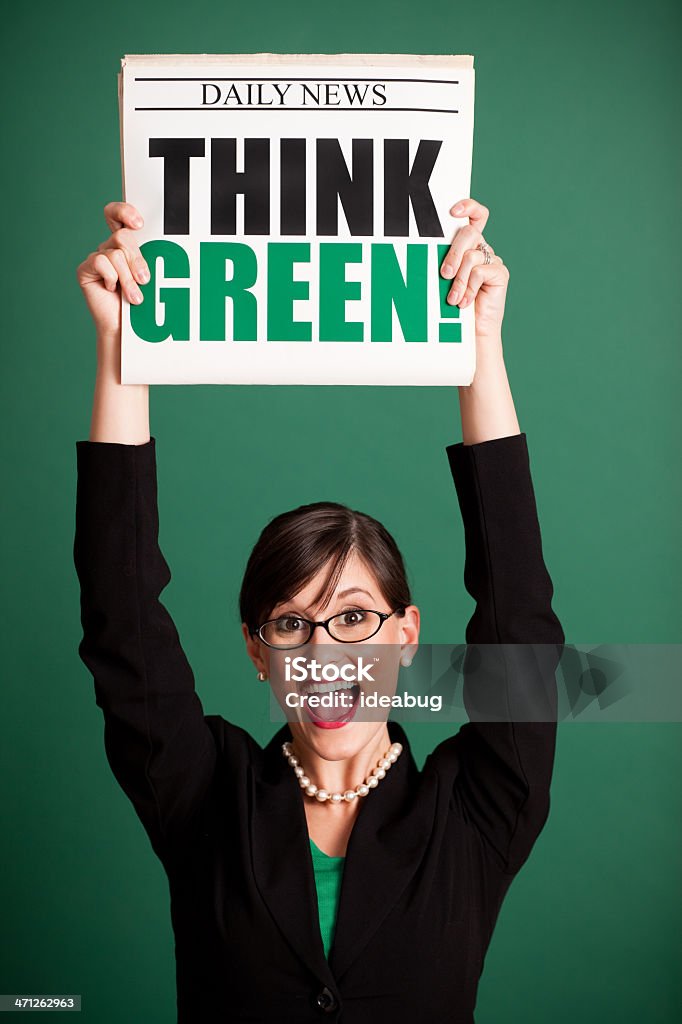 Mulher de Negócios jovem feliz segurando Jornal Headlined'opinião verde!" - Royalty-free Jornal Foto de stock