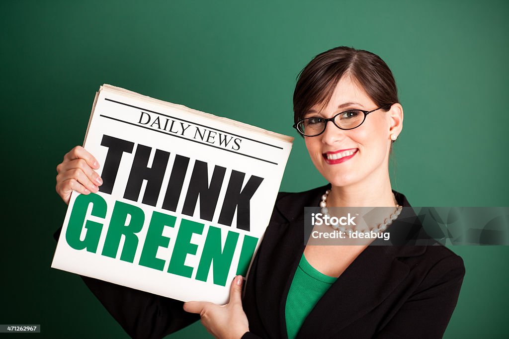 Glückliche junge Geschäftsfrau, die Zeitung Headliner "Think Green"! - Lizenzfrei Ankündigung Stock-Foto