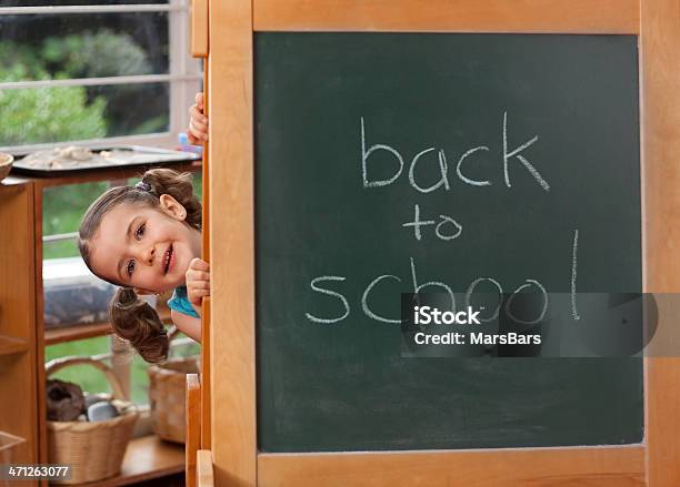 保育園の女の子黒板学校に戻る - 2歳から3歳のストックフォトや画像を多数ご用意 - 2歳から3歳, 4歳から5歳, アイデア