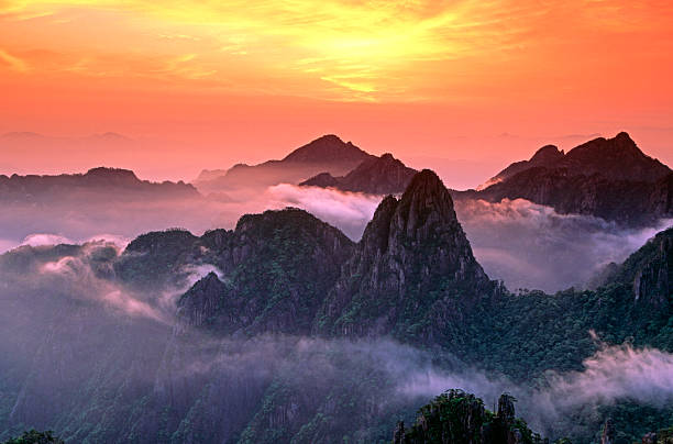 misty nascer do sol sobre o monte huangshan - huangshan mountains - fotografias e filmes do acervo